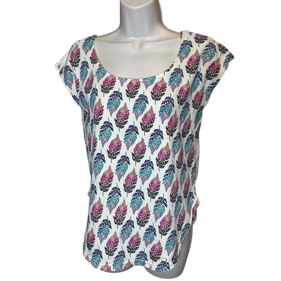 Effie's Heart Tops - Effie’s heart women’s tshirt boho feather print size medium round neck